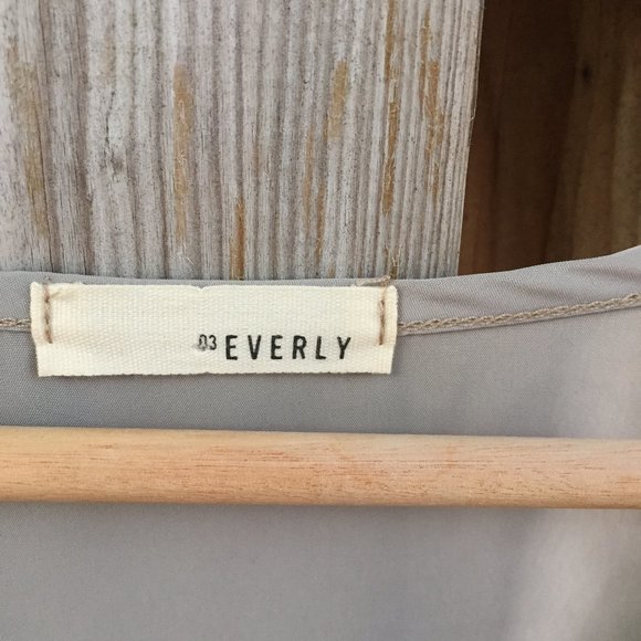 Everly grey popover short sleeve blouse with side pocket - size M - Picture 2 of 8